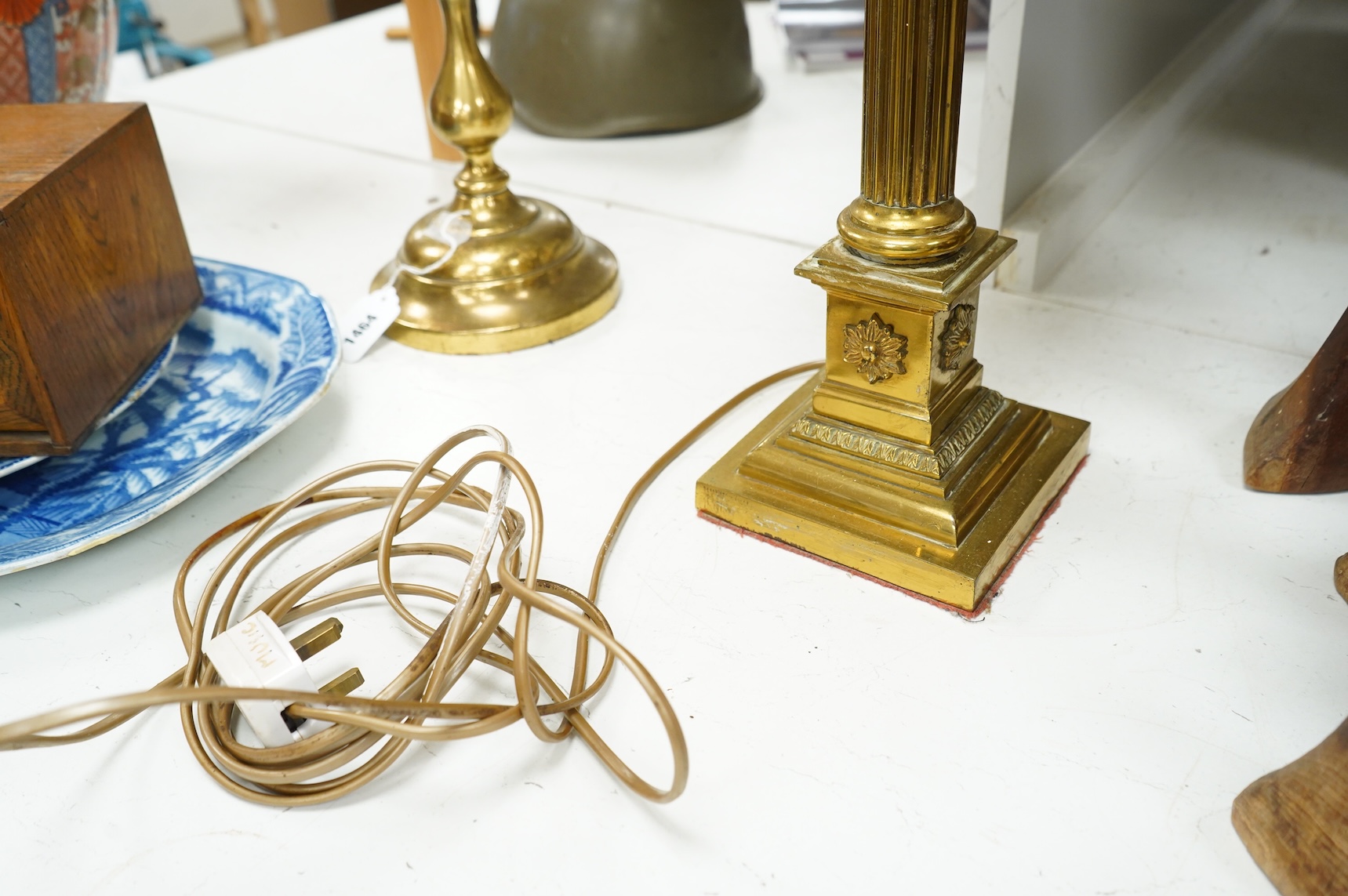 An Edwardian Corinthian column oil lamp, 72 high not including chimney